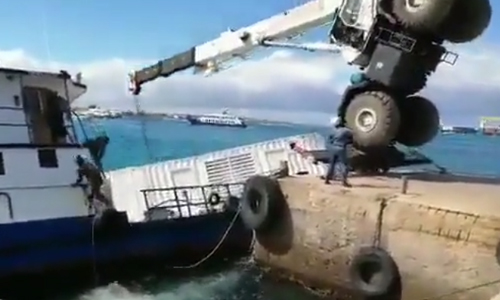 Container op bootje plaatsen gaat STEVIG fout (video)