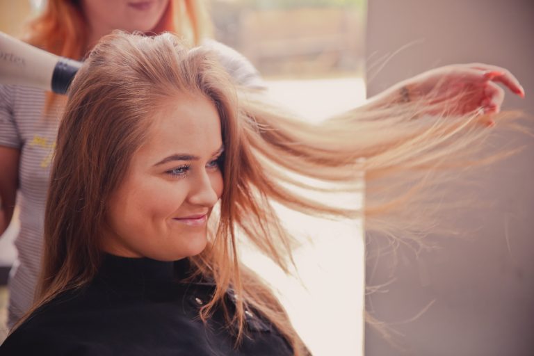 TIPS & TRENDS. Feestelijk kapsel in drie stappen