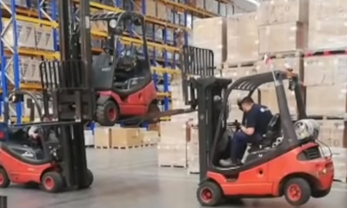 WOOPS: Levering van vorkheftruck gaat stevig fout (video)