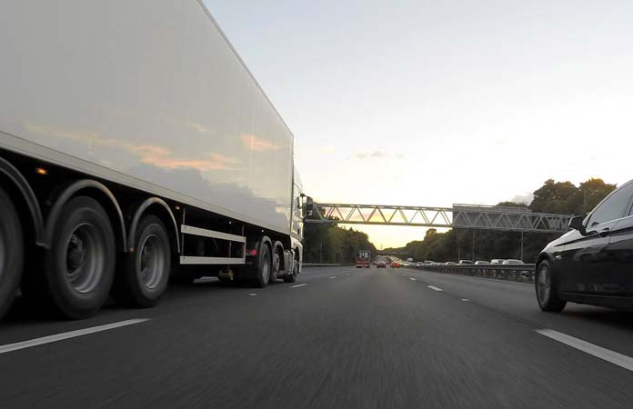 Vrachtwagenchauffeur krijgt boete omdat hij porno keek tijdens het rijden