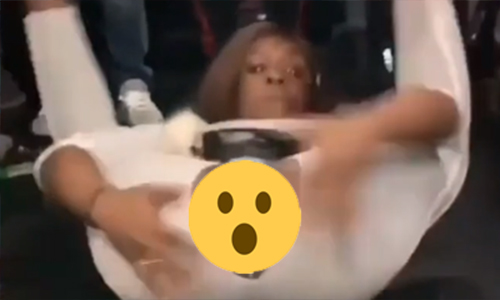 WOOPS: Dame wil tonen wat ze kan, maar scheurt er LETTERLIJK haar broek aan (video)