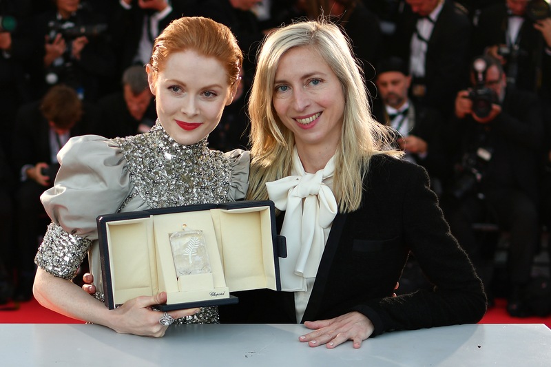 Actrice Emily Beecham (l) en regisseur Jessica Hausner poseren op de rode loper in Cannes.
