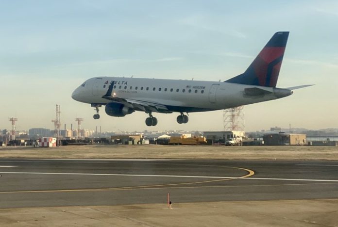 Vliegtuig in nood dumpt kerosine boven school