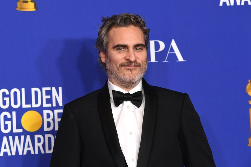 Golden Globes: vloekende Joaquin Phoenix, grappende Brad Pitt en veganistisch menu