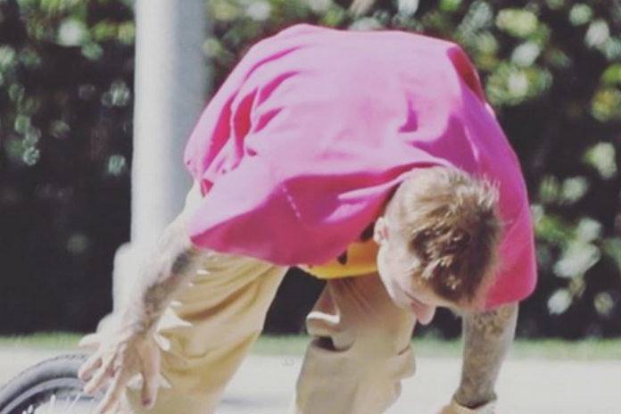 Vallende Justin Bieber maakt meme van zichzelf