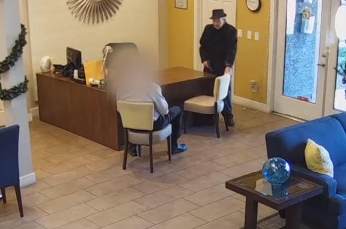 BIZAR. 93-jarige man schiet huisbaas koelbloedig neer