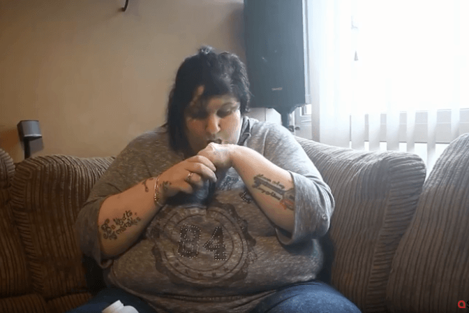 BIZAR. Moeder is verslaafd aan talkpoeder eten