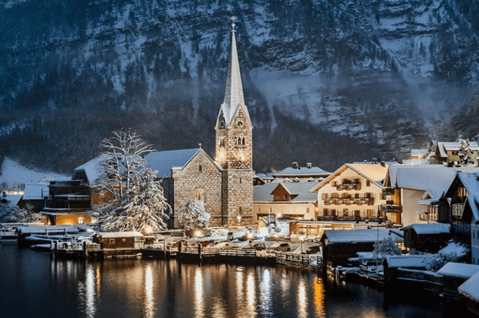 Frozen-dorpje wordt gek van toeristen en laat wegen afsluiten: “blijf alsjeblieft weg”