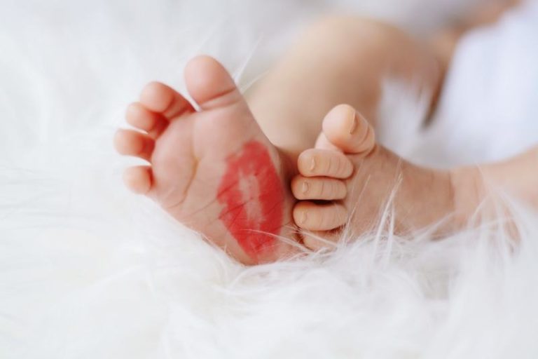 Moeder waarschuwt: “kus geen pasgeboren baby’s”