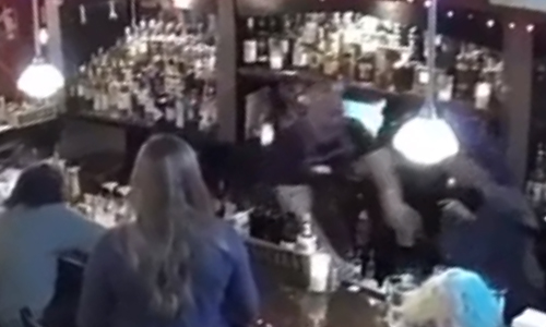 WOW: Alerte barman twijfelt geen seconde en redt leven van klant in nood! (video’s)