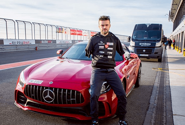 VIDEO. Man zonder armen wordt professioneel autocoureur