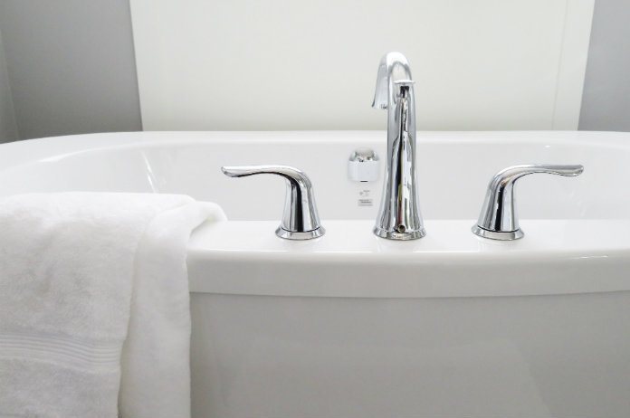 BIZAR. 9-jarige redt oma uit bad dankzij YouTube-video