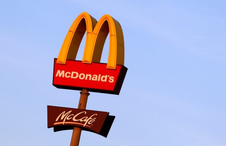 BIZAR. Amerikaanse dreigt McDonald’s te overvallen omdat ze geen “gratis” dipsaus krijgt