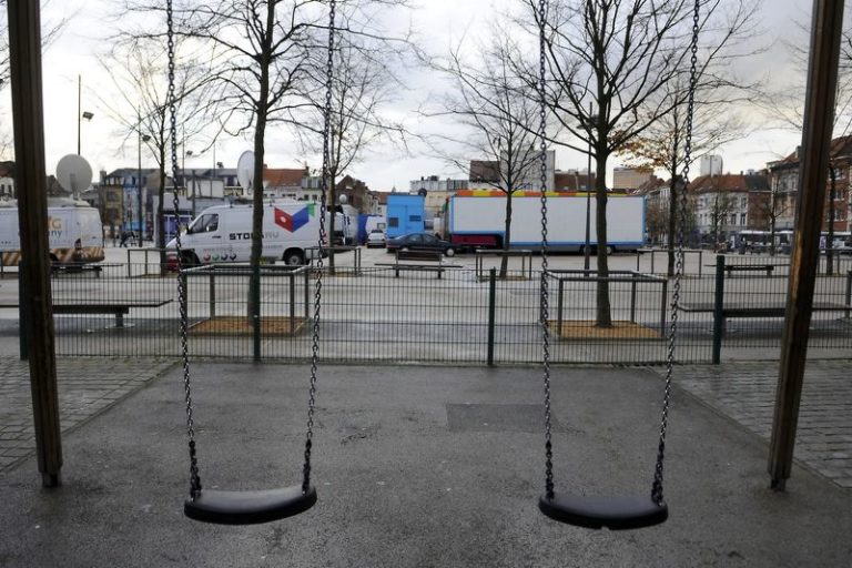 BIZAR. Tieners moeten voor de rechter verschijnen wegens “illegaal schommelen”