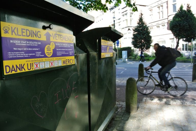 BIZAR. Vrouw zat drie dagen vast in kledingcontainer