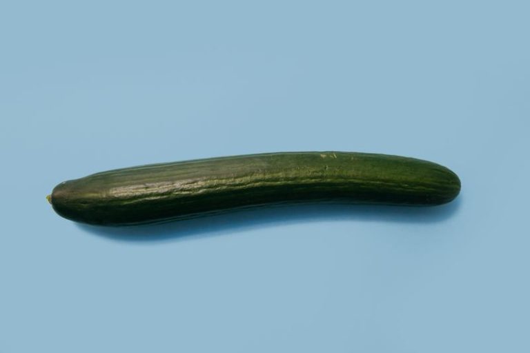 VIDEO. Tiener krijgt enorme dildo in oog en verliest wimpers