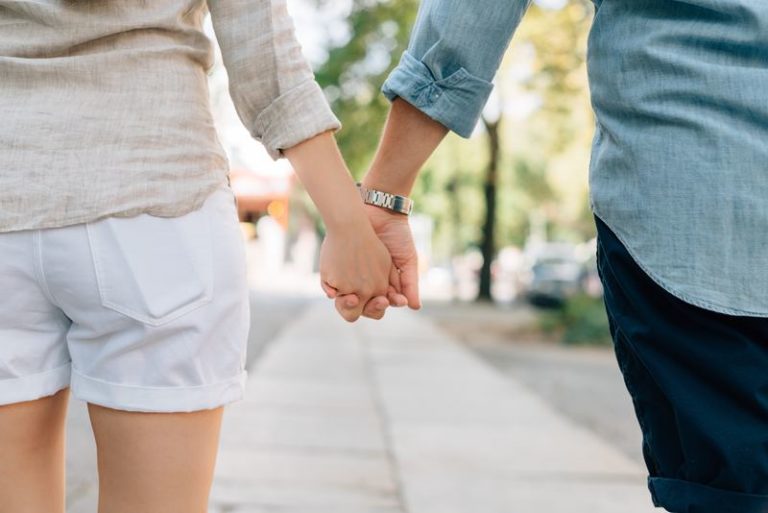 Vrouw vindt liefde én nier op Tinder: “We zijn in alles een match”
