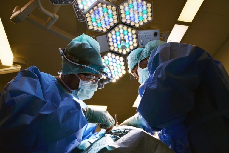 BIZAR. Meer dan 10 centimeter lange ‘drakenhoorn’ die uit mans rug groeit shockeert dokters
