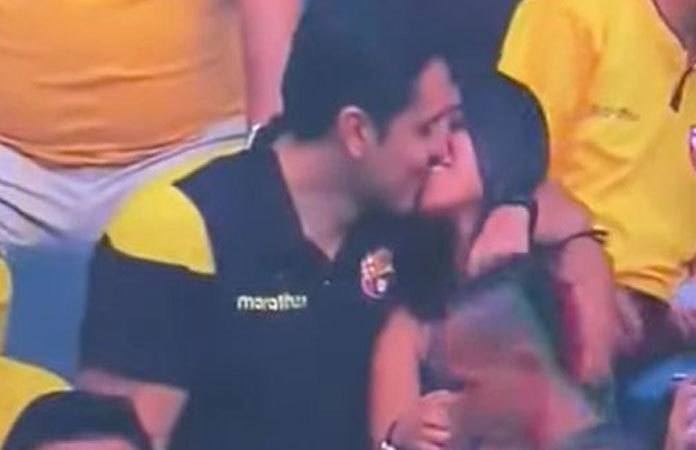 VIDEO. Overspelige man genadeloos betrapt door ‘Kiss Cam’
