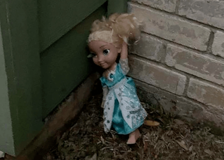 BIZAR. Bezeten Frozen-pop wil familie niet “loslaten” en duikt steeds opnieuw op