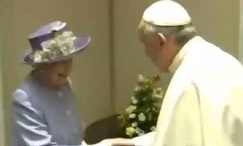 HILARISCH: Paus schaft celibaat af en blijkt meteen gigantische rokkenjager te zijn (video)