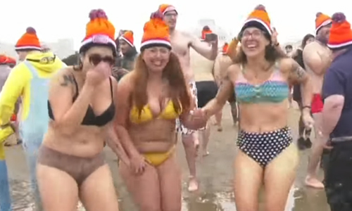 Beelden van nieuwjaarsduik in Scheveningen doen ons bibberen! (foto’s/video)