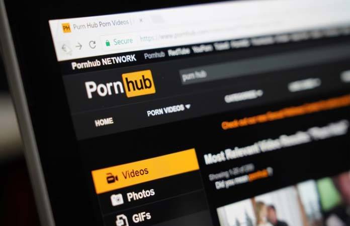 Dove man dient klacht in tegen Pornhub omdat seksfilms niet ondertiteld worden
