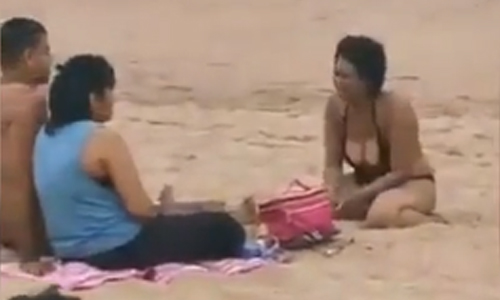 ‘Sexy’ dansje van dame in bikini jaagt koppeltje van het strand (video)