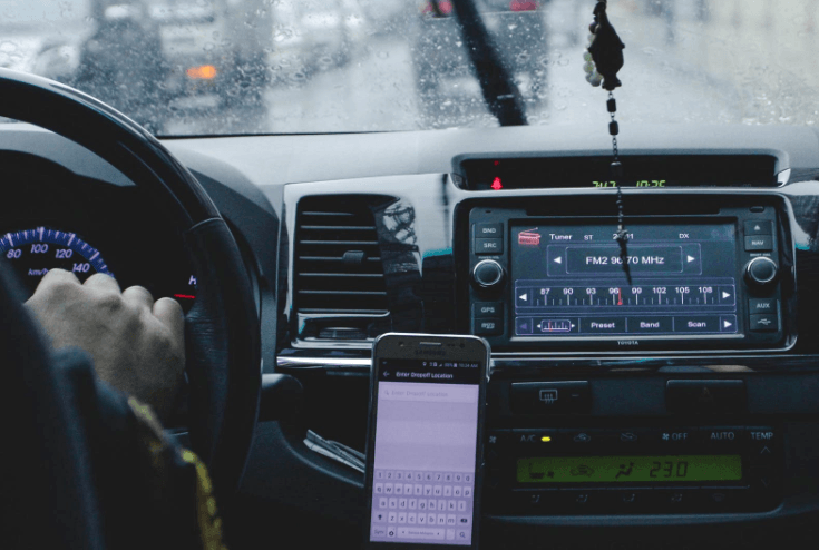 Ook gsmgebruik met smartphonehouder levensgevaarlijk in de auto