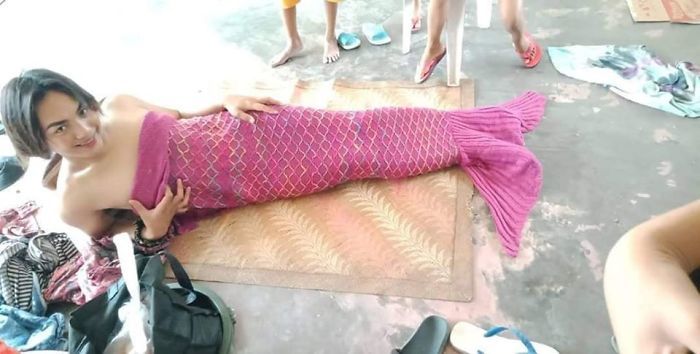 IN BEELD. Slachtoffers vulkaan houden hilarische modeshow met gedoneerde kledij