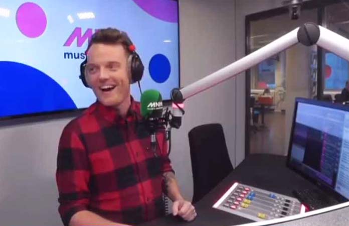 VIDEO. MNM-presentator Tom De Cock zet homofobe luisteraar KEIHARD op zijn plaats