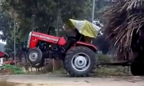 Tractor uit de nood helpen gaat STEVIG fout (video)