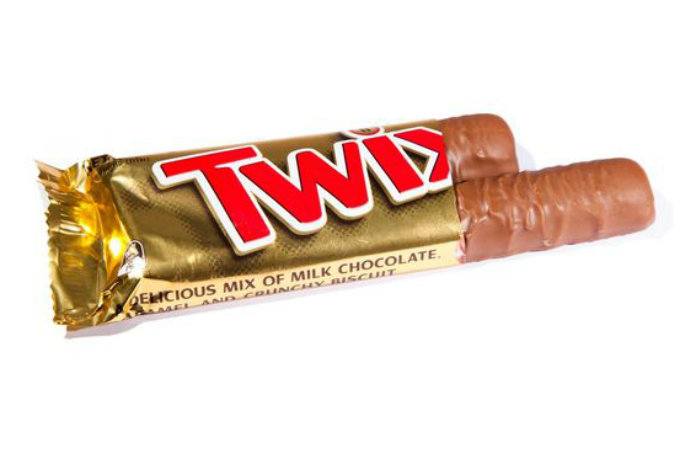 Man crasht nadat hij zich verslikt in chocoladereep