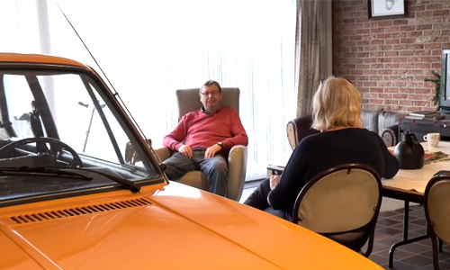 Deze Vlaming parkeert zijn wagen in woonkamer: “Als er niets op tv is, kijk ik naar mijn auto!” (video)