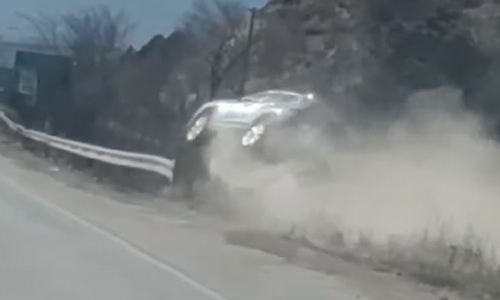 “Holy sh*t”: Gezin in wagen kan niet anders dan toekijken bij zéér stevig ongeval (video)