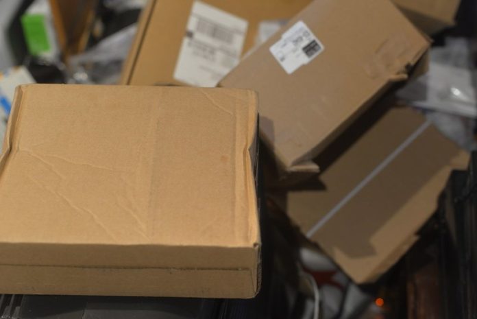 Duits koppel ontvangt tientallen niet bestelde pakjes door domme fout