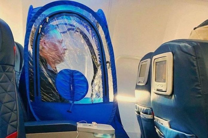 Man wil geen coronavirus oplopen en reist dan maar in doorzichtige tent