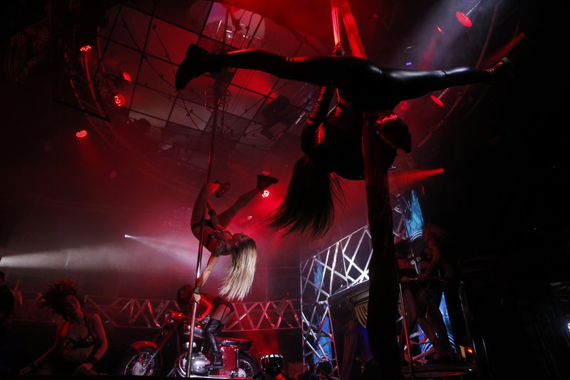 BIZAR. Danspaal breekt af tijdens stripact met dramatische gevolgen