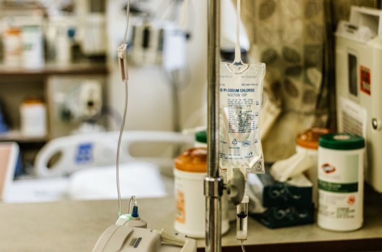 Tienermeisje is volgens dokters ‘gewoon in de rouw’, maar sterft aan zelfde ziekte die haar vader het leven kostte