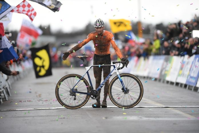 Mathieu van der Poel soleert op ongenaakbare wijze naar derde wereldtitel