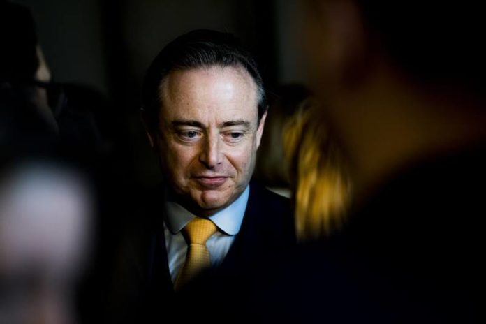 De Wever roept Vlaamse partijen op om “niet te plooien voor de PS”