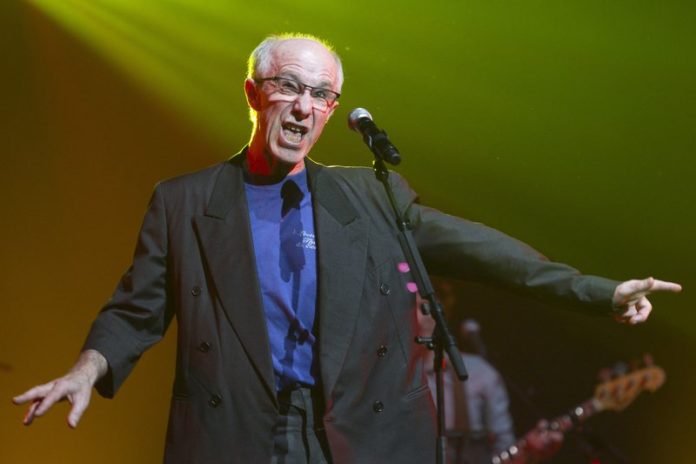 Ex-vrouwen doen boekje open over “seksverslaafde” Raymond: “Hij deed het met mijn zus”