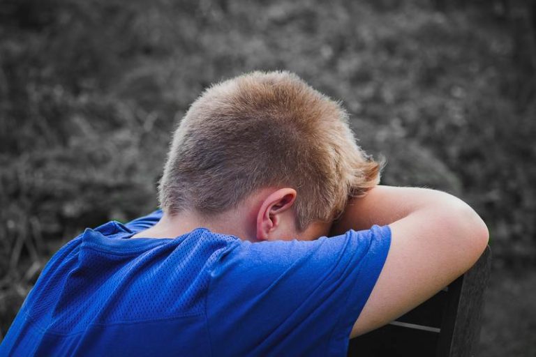 Sadistische ouders veroordeeld voor ongekende folteringen bij zoon: “er groeiden planten uit zijn knieën”