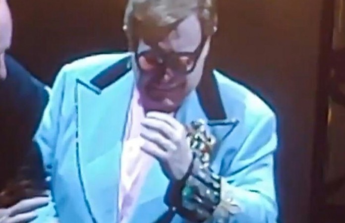 VIDEO. Elton John moet concert stopzetten door ziekte