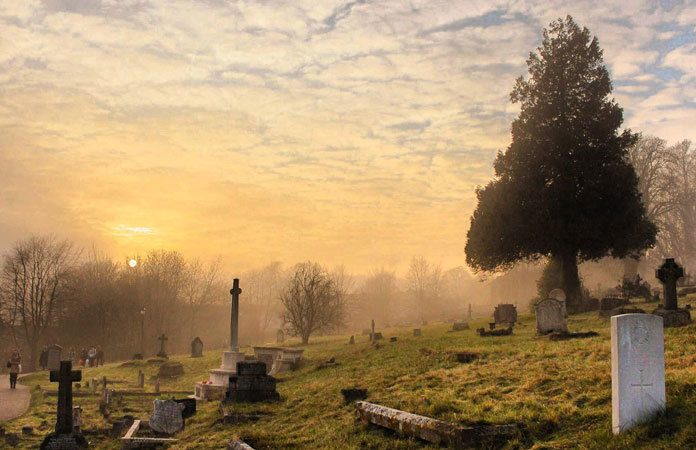Grafsteen weggehaald wegens ‘aanstootgevende’ foto van overledene