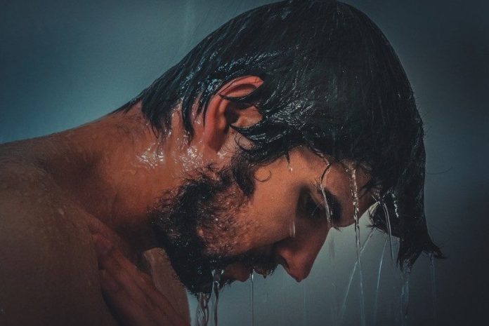 Doe jij weleens een kakske in de douche? Je bent niet alleen