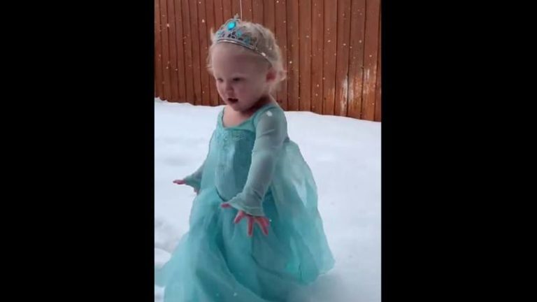 VIDEO.Kleuter begint spontaan te zingen als ze voor de eerste keer sneeuw ziet