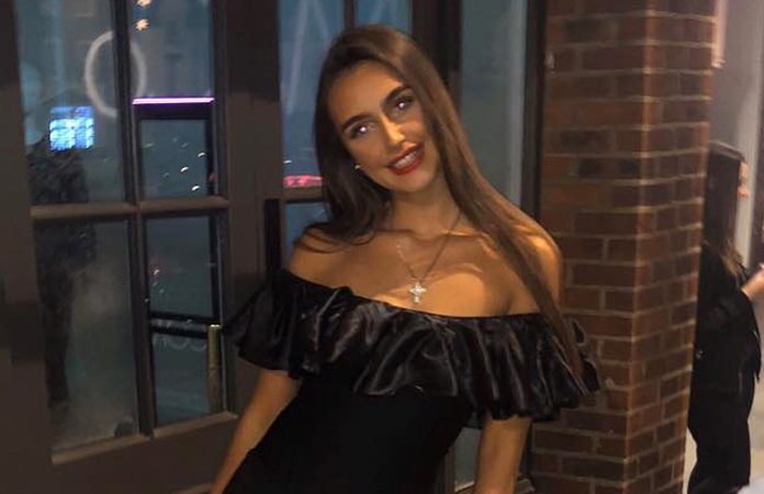 WTF! Vrouw stuurt selfie naar vriendinnen, die AKELIG detail ontdekken