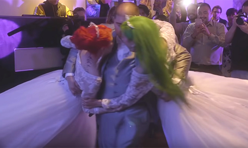 Familieleden weigeren naar zijn polyamoreus huwelijk te komen. Toch trouwt hij met TWEE vrouwen! (video)