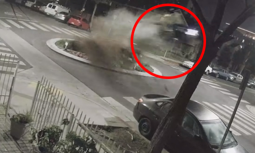 HORRORCRASH: Dronken vrouw neemt ‘ga rechtdoor over de rotonde’ té letterlijk (video)